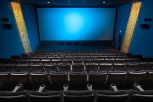 Oversiktsbilde av en kinosal med tomme seter